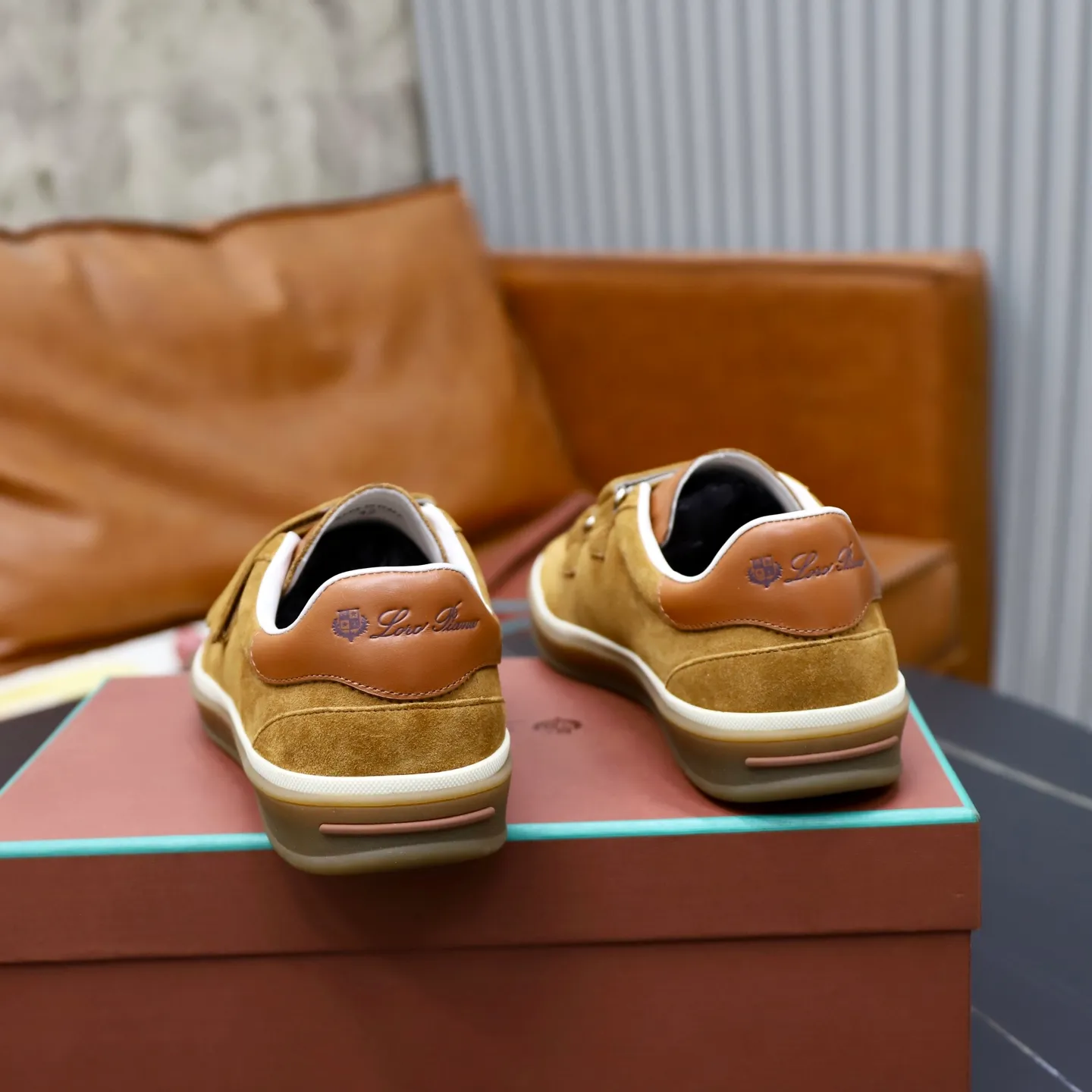 Ex-factory price: 560💰Loro Riana men’s moral training sneakers! Made from high-quality materials and designed in a low-cut silhouette, it offers an elegant and stylish look that's suitable for year-round wear. The unique double-layer sole aesthetic design, caramel cup-shaped outsole is decorated with off-white rubber trim, creating an attractive color combination. Pair with tailored pieces or jeans for a sophisticated yet casual look. The heel is decorated with soft cow leather tongue with Kummel color inserts and cotton laces with embossed LP logo. Upper: cow split suede stitching knitted fabric. Lining: original thickened soft sheepskin. Size: 38-39-40-41-42-43-44 (customized in 45.46)